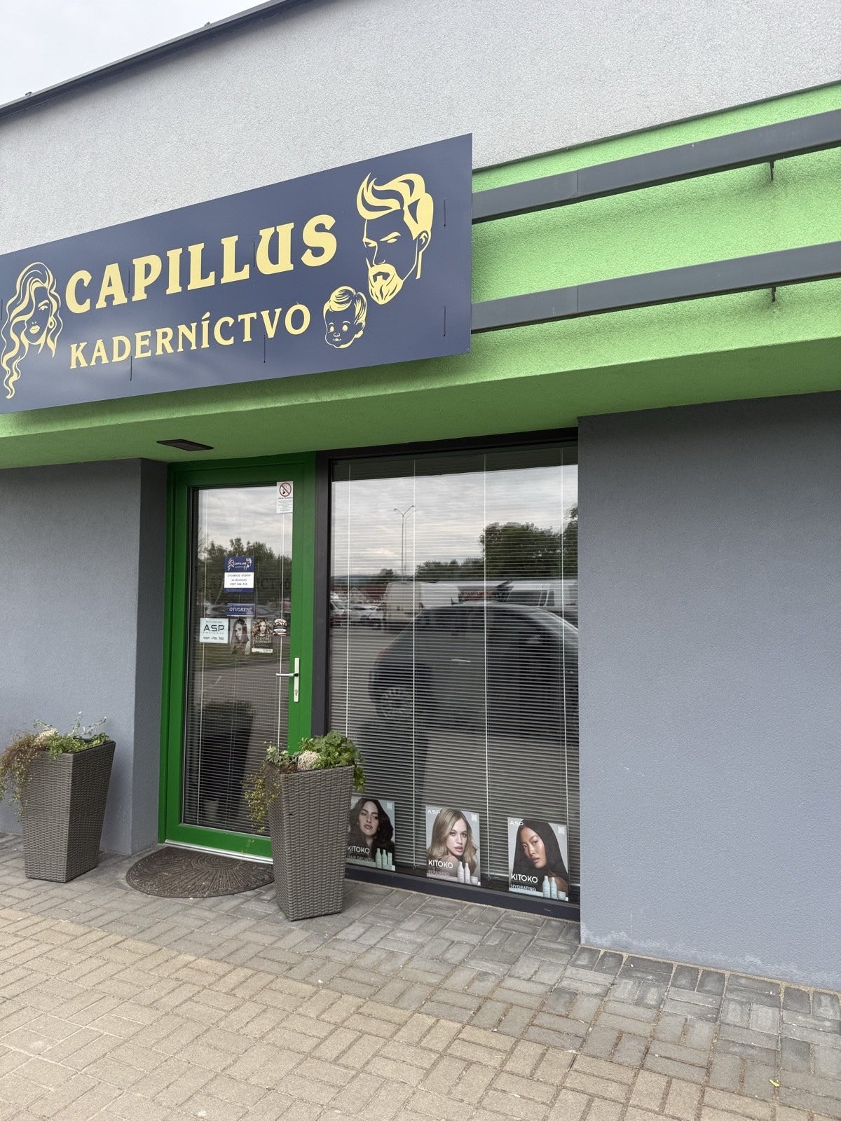 Capillus kaderníctvo — exteriér salónu na Námestí osloboditeľov 944/13 v Michalovciach